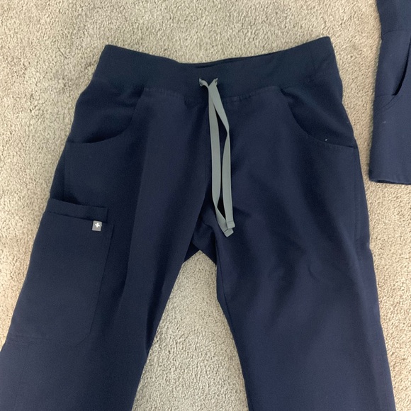 FIGS Kade Cargo Scrub Pants wear figs scrubs scrub pants healthcare worker - Picture 3 of 14